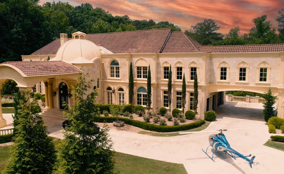 Does Georgia have mansions?