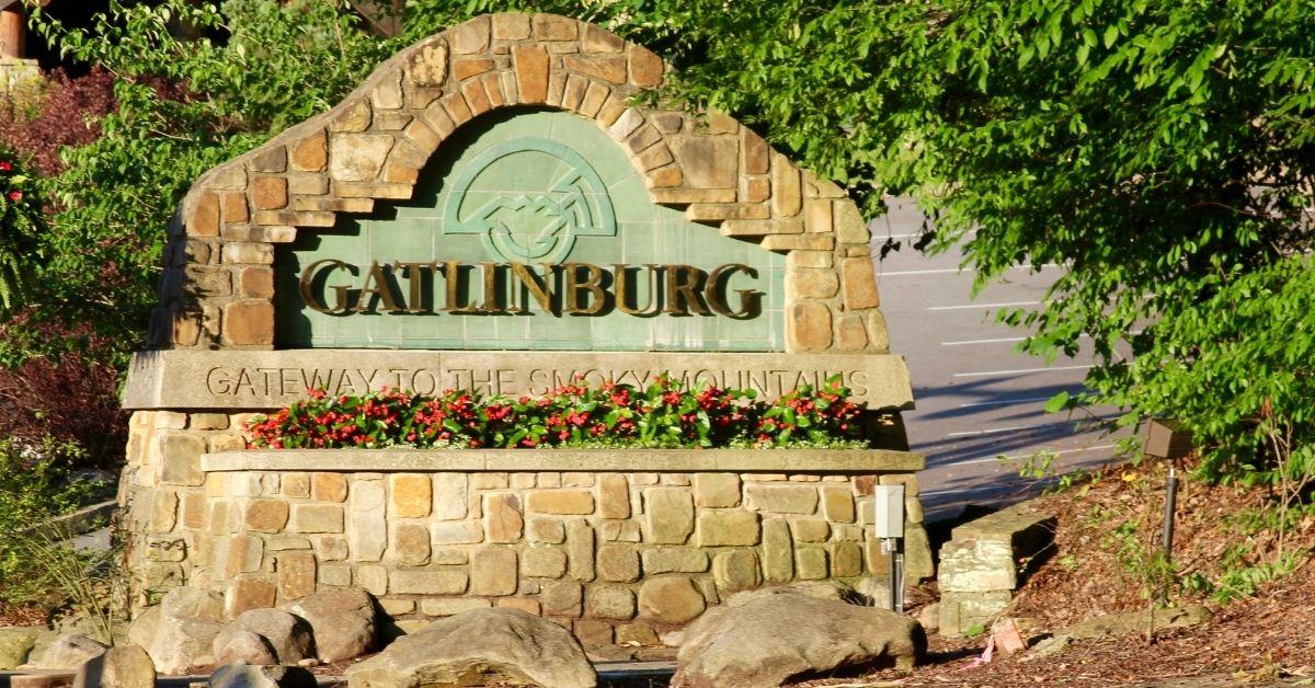 How far apart are Gatlinburg and Nashville?